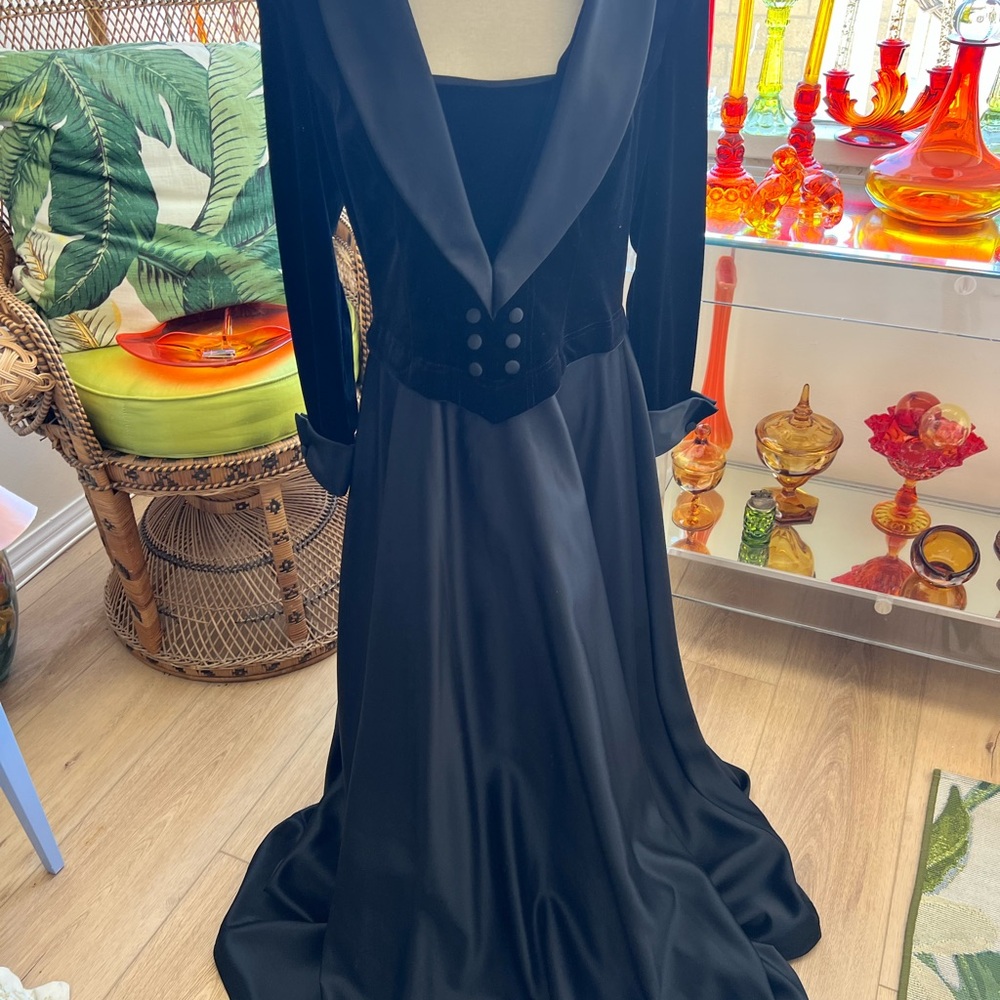 Tadashi Shoji Elegant Black Velvet Gown size 16